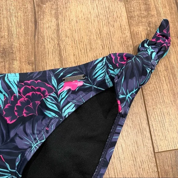 Brand New Two Piece Ripzone Bikini - Picture 4 of 6